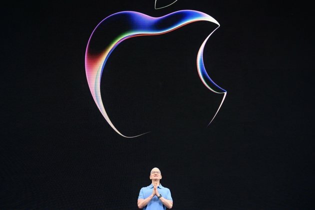 Apple, Defying the Times, Stays Quiet on AI