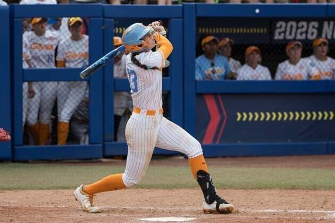 Emma Clarke homer powers Tennessee past Texas Tech in WCWS