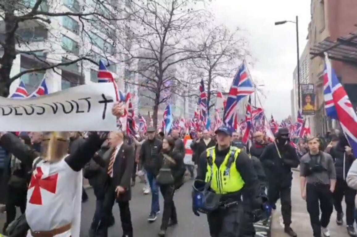Six arrested after clashes at UK anti-immigration rally 
