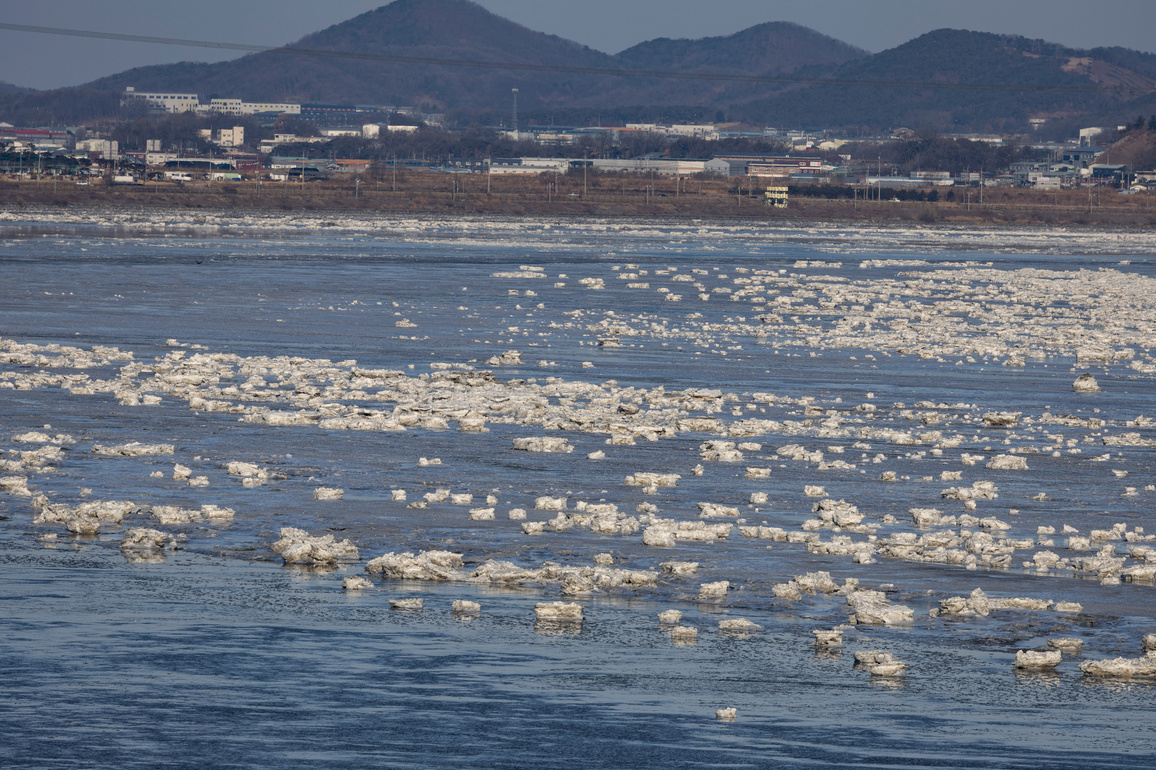SOUTH KOREA-GYEONGGI-DO-HAN RIVER-WINTER VIEWS