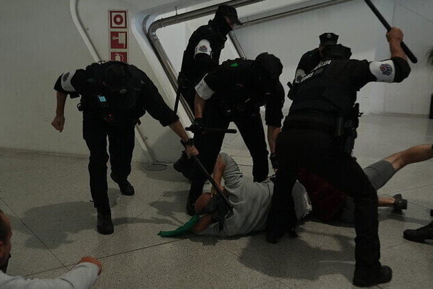 Spanish police clash with Gaza flotilla supporters 