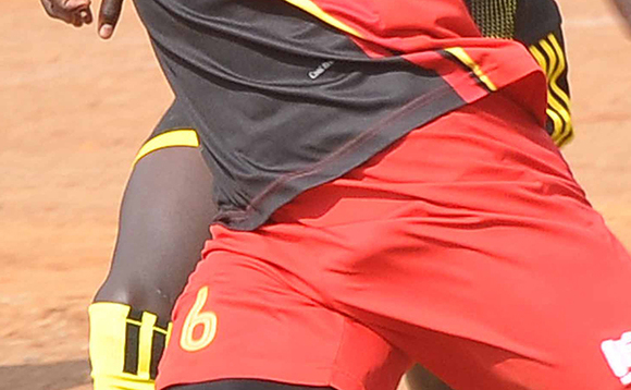 Patrick Kaddu (mu maaso) ng’asala omuzibizi wa Kitara Richard Ejama Patrick Kaddu (mu maaso) ng’asala omuzibizi wa Kitara Richard Ejama
