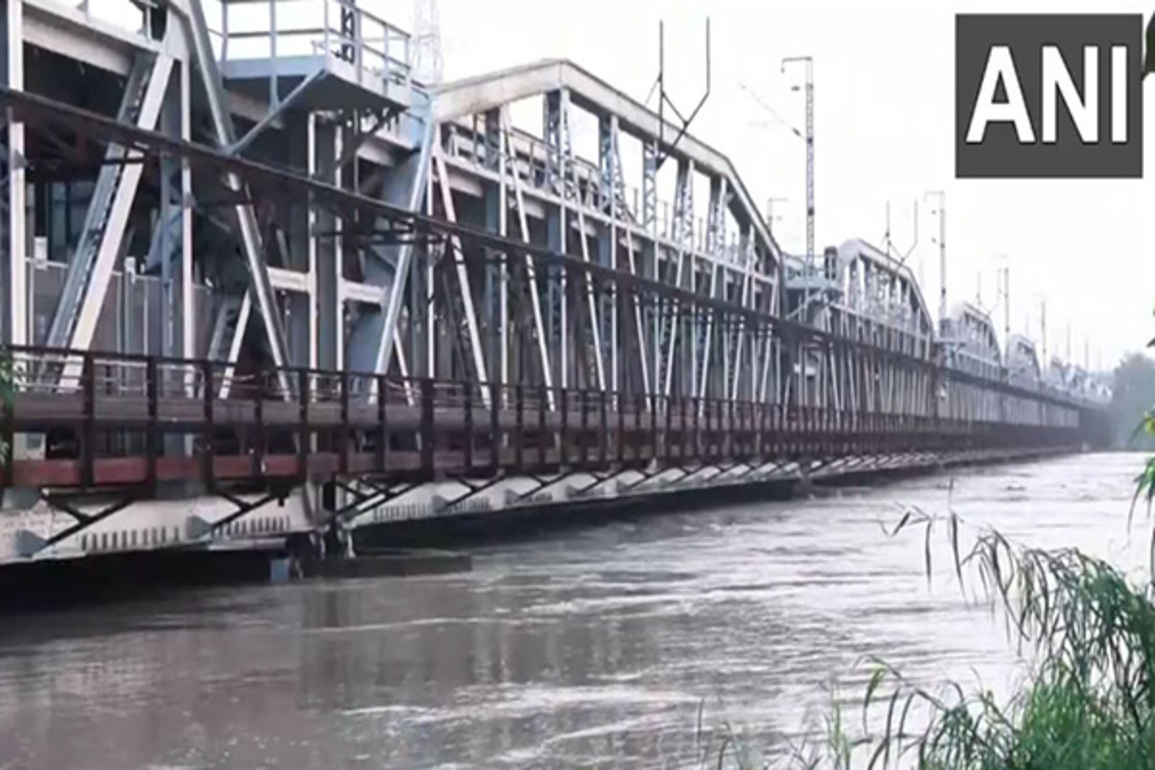 Delhi: Yamuna crosses danger level mark; people living nearby shifted to safer locations