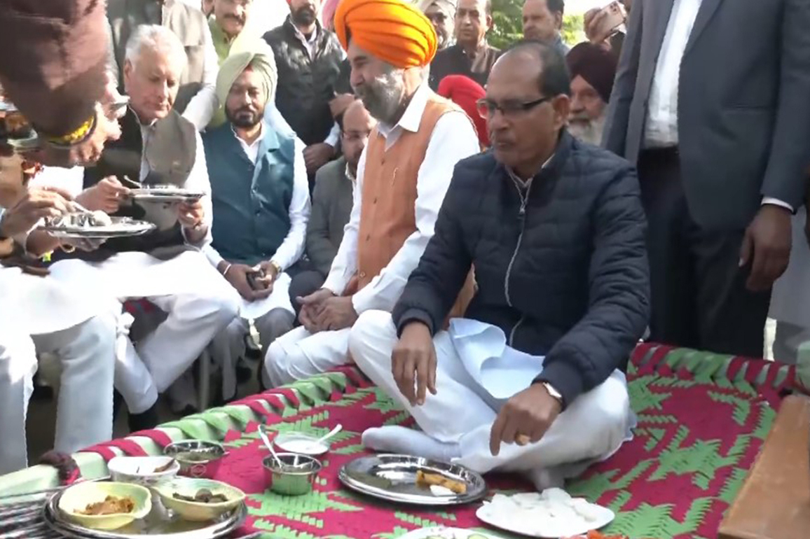 Union Minister Shivraj Singh Chouhan shares meal with farmers in Moga, hails Punjab's model of stubble management