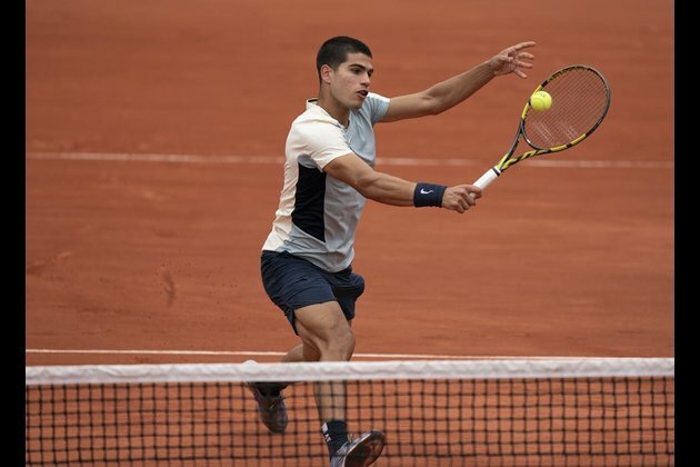 Carlos Alcaraz wins in 4 1/2-hour marathon at French Open