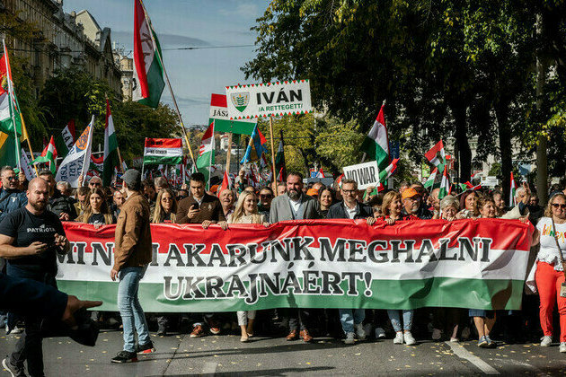 We dont want to die for Ukraine  Budapest peace marchers 