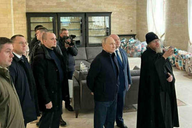 Putin visits Crimea for reunification anniversary