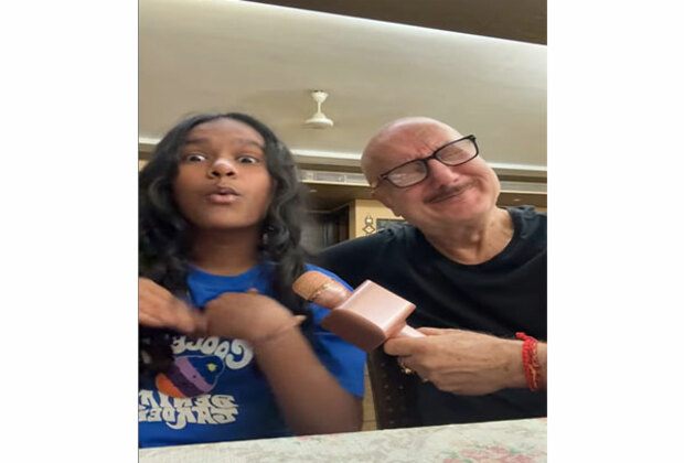 "They are back": Anupam Kher shares fun video with Satish Kaushik's daughter Vanshika on Holi