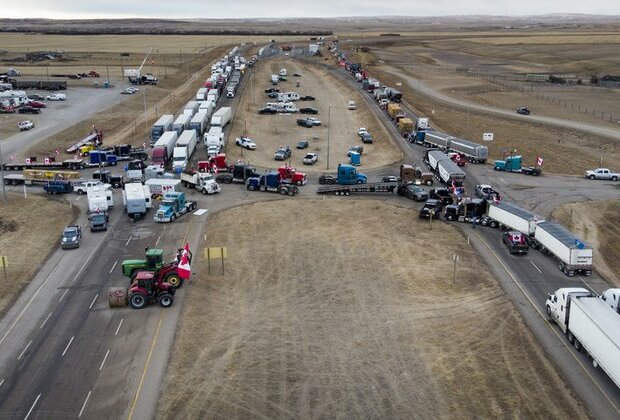 Truckers blockade US-Canada border