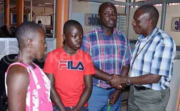 Charles Walter Mbusa n'abaana be okuli Watson Kato ne Patricia Walter Nyangoma nga bakyaddeko mu pofiisi za Bukedde Charles Walter Mbusa n'abaana be okuli Watson Kato ne Patricia Walter Nyangoma nga bakyaddeko mu pofiisi za Bukedde