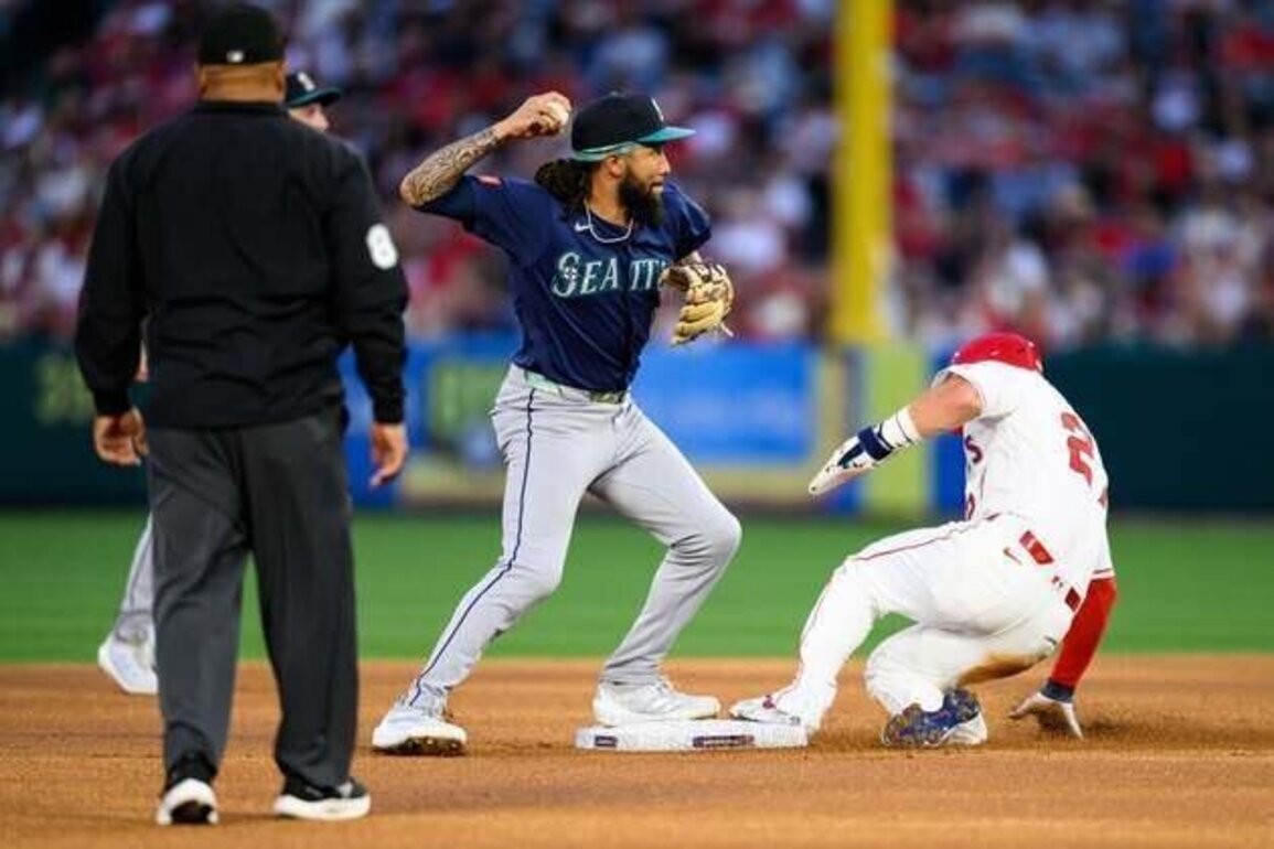Mariners score 3 in 10th, beat Angels on 1-hitter