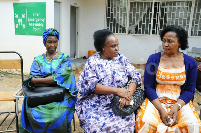  arriet ovela cousin to onny atatumba sits between atatumbas wives etrude and race hoto by ddie sejoba