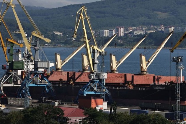 Oil settles up over 2% on dented peace hopes in Ukraine, tensions in Yemen