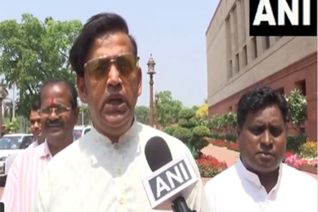 "A black day for cinema," says Ravi Kishan on Manoj Kumar's death