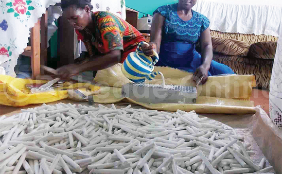 Abakyala nga bakola ennoni Abakyala nga bakola ennoni