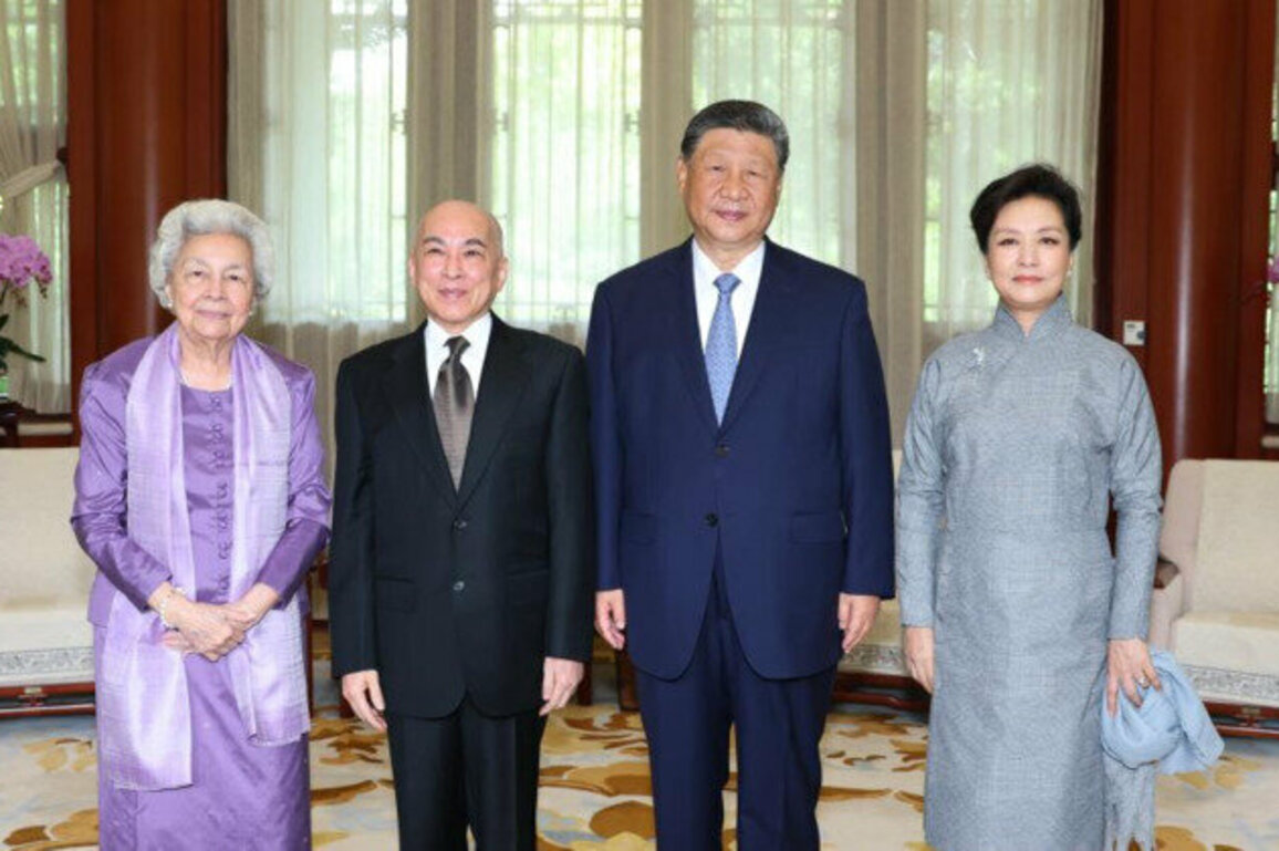 Xi Jinping and his wife meet with Cambodian King and Queen Mother