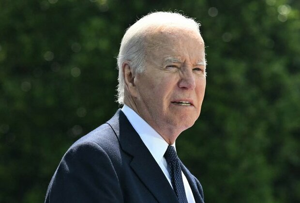 Awkward Biden struggles at D-Day ceremony