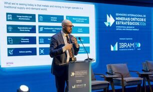 Matt Blundell, da S&P, em palestra no Seminário Internacional de Minerais Críticos e Estratégicos 2026 Ibram
