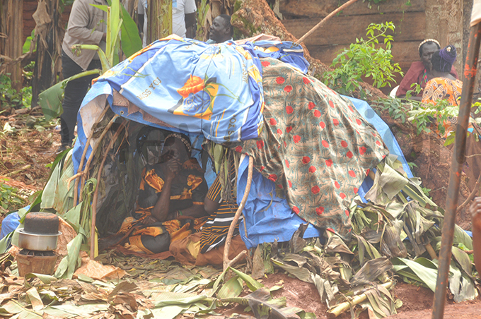 ome of the mourners inside makeshift shelters to shield themselves from the sun hoto by onald iirya