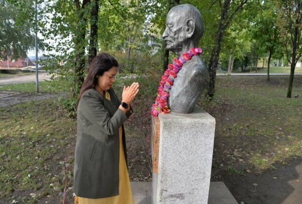 Meenakashi Lekhi pays tribute to Mahatma Gandhi in Serbia