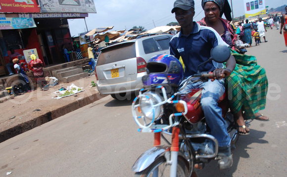 Ono yasangiddwa ku luguudo olutwala mmotoka emu ng'avuga kifuulannenge. Aba bodaboda mu kumenya amateeka g'ebidduka mu Uganda bakwata kisooka! Ono yasangiddwa ku luguudo olutwala mmotoka emu ng'avuga kifuulannenge. Aba bodaboda mu kumenya amateeka g'ebidduka mu Uganda bakwata kisooka!