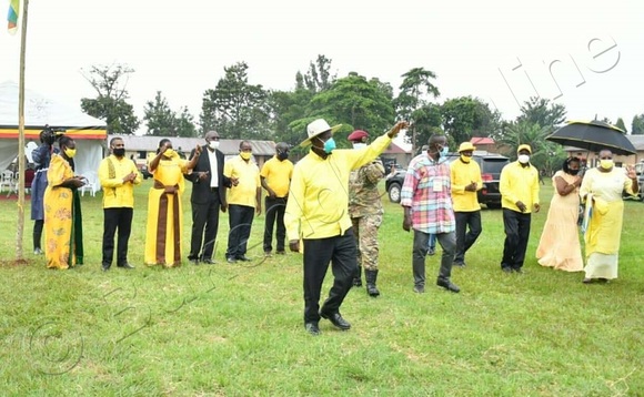 Pulezidenti Museveni ng'alamusa ku bantu be. Pulezidenti Museveni ng'alamusa ku bantu be.