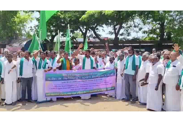 Tamil Nadu: Farmers protest in Nagapattinam, demand implementation of farm loan waiver