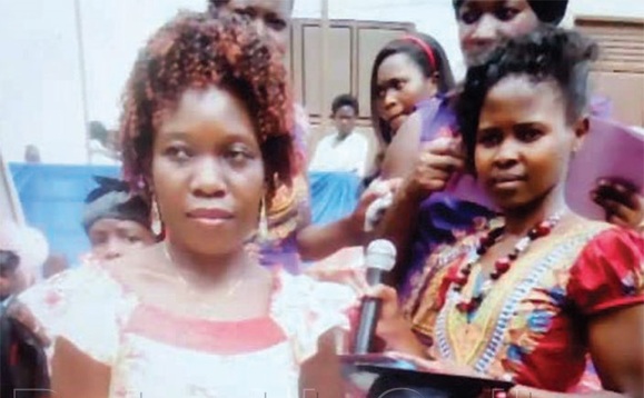 Omugenzi Kakai (ku kkono) ng’ali ne famire ye. Omugenzi Kakai (ku kkono) ng’ali ne famire ye.