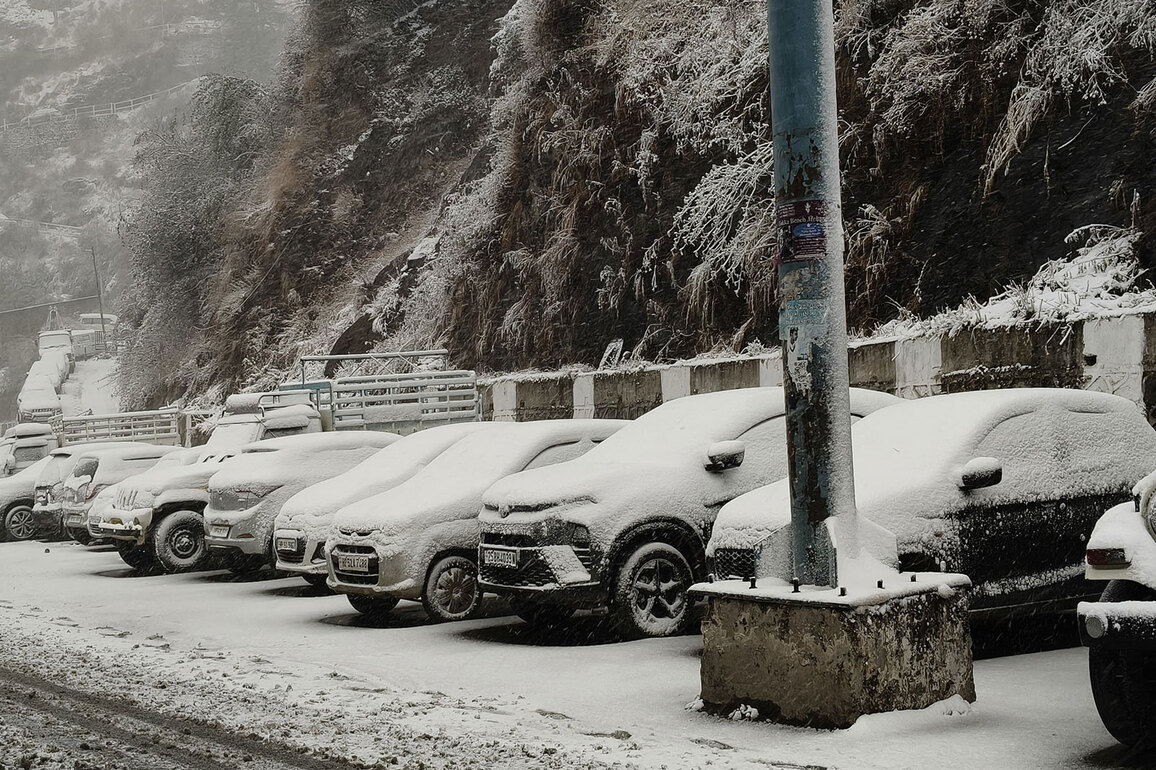 Srinagar Airport suspends flight operations amid heavy snowfall