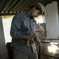 Zimbabwe compensates white farmers