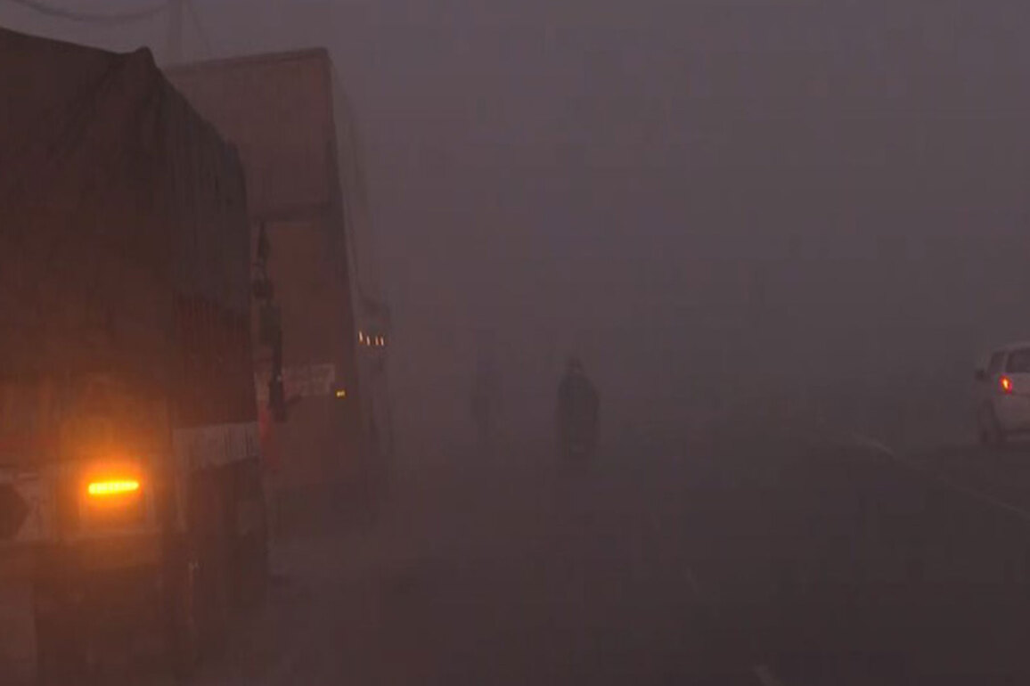 Thick fog blankets several cities in Punjab, overall air quality remains moderate