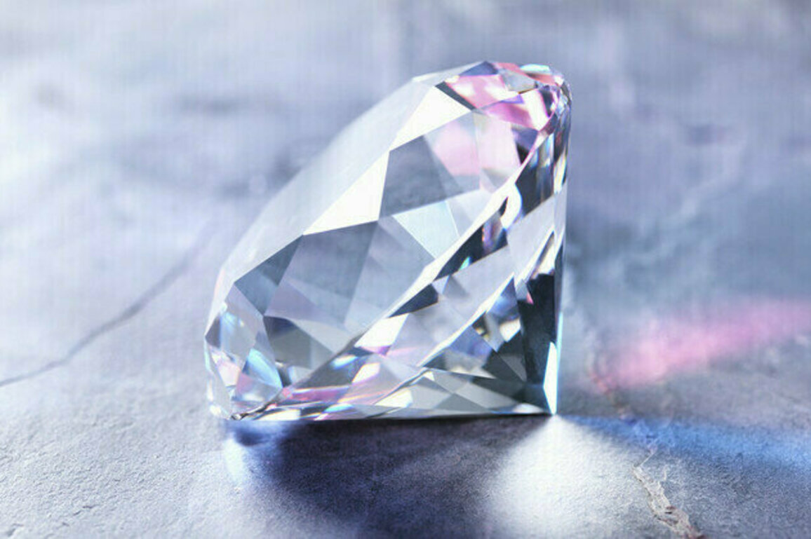 US extends loophole to keep banned Russian diamonds coming