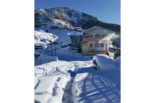 Heavy snowfall blankets Indo-China border; red alert issued in Sikkim