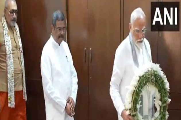 PM Modi pays last respects to former Union Minister Debendra Pradhan