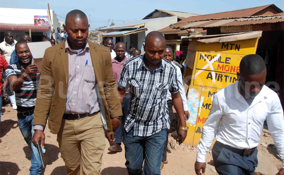 Kyazze (wakati) ng'atwalibwa ku poliisi Kyazze (wakati) ng'atwalibwa ku poliisi
