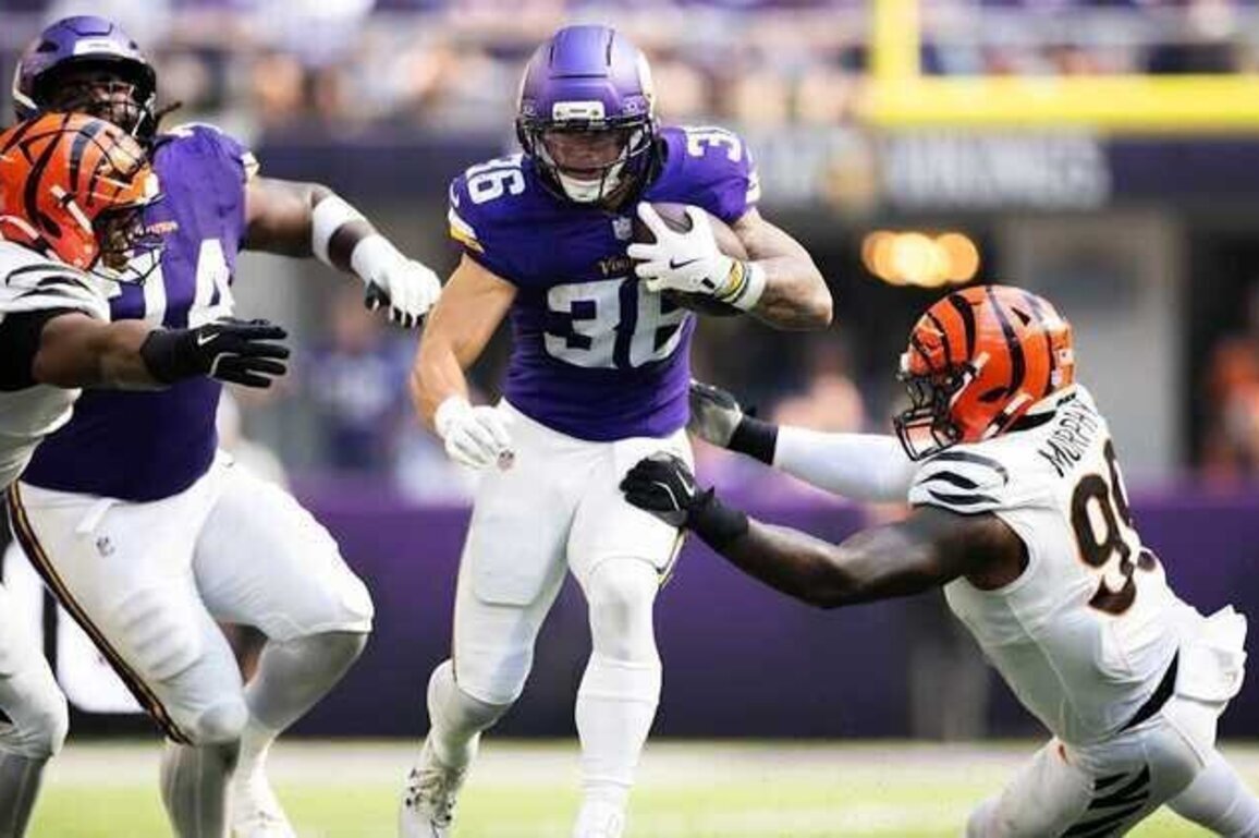 Vikings Re-Sign Bo Richter & Zavier Scott