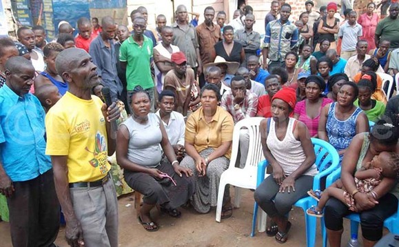 Abanwi ba waragi nga bali mu lukiiko lw'ekyalo Abanwi ba waragi nga bali mu lukiiko lw'ekyalo