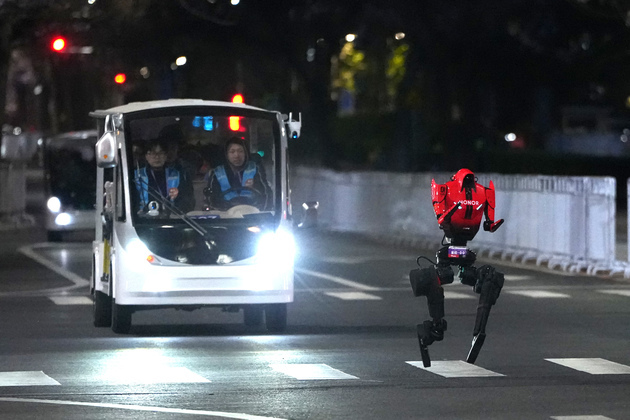 (SP)CHINA-BEIJING-E-TOWN HALF MARATHON AND HUMANOID ROBOTS HALF MARATHON-TEST (CN)