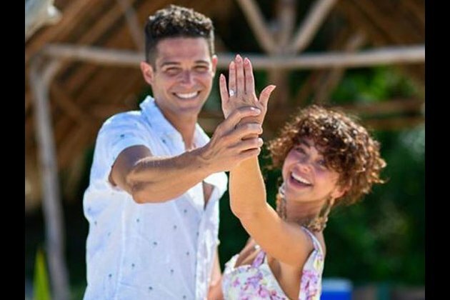 Sarah Hyland and Wells Adams get engaged!