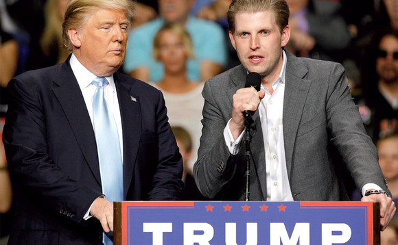 Trump (ku kkono) ne mutabani we Eric, 32, mu kampeyini. Trump (ku kkono) ne mutabani we Eric, 32, mu kampeyini.