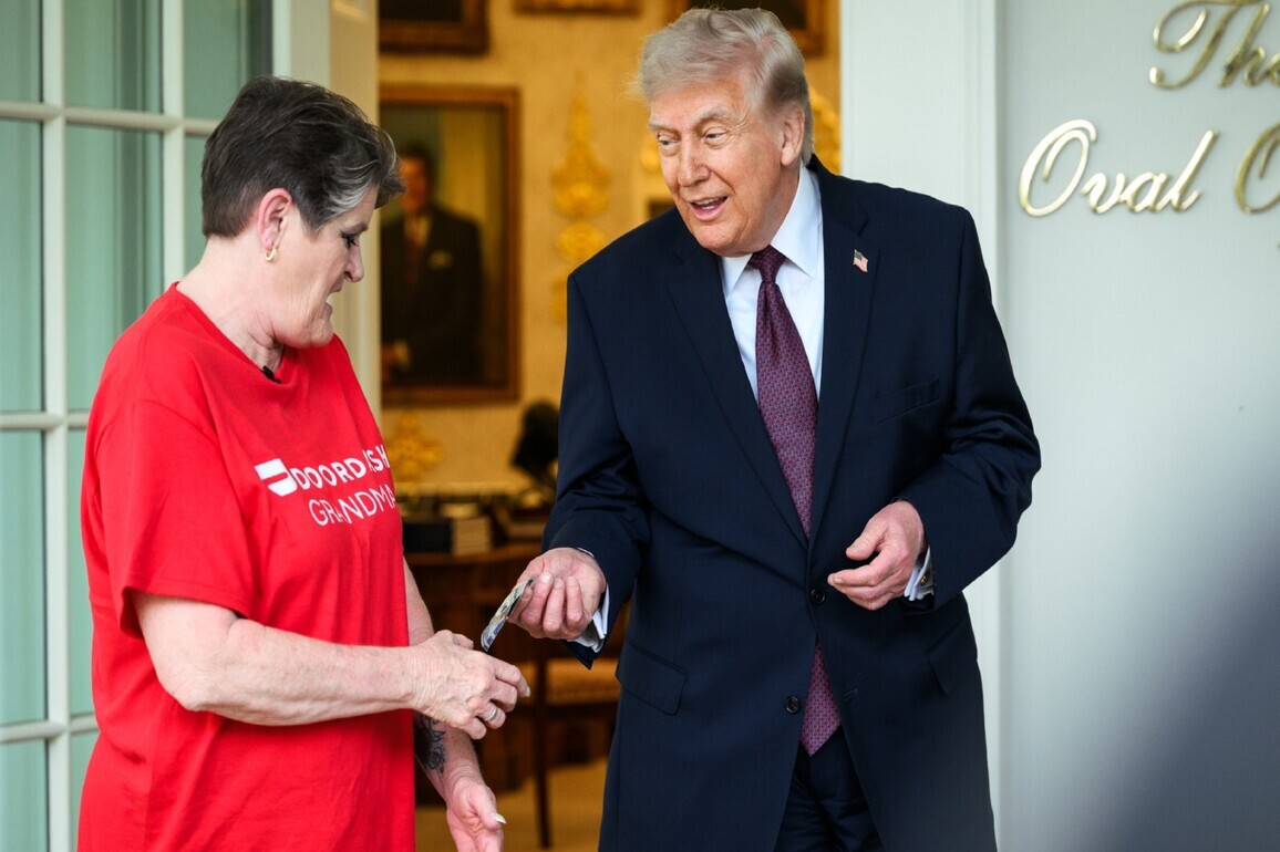 Trump tips DoorDash delivery agent USD 100, post 'no tax on tips policy'