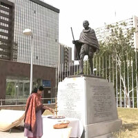 Kanimozhi-led delegation pays tribute to Mahatma Gandhi in Spain