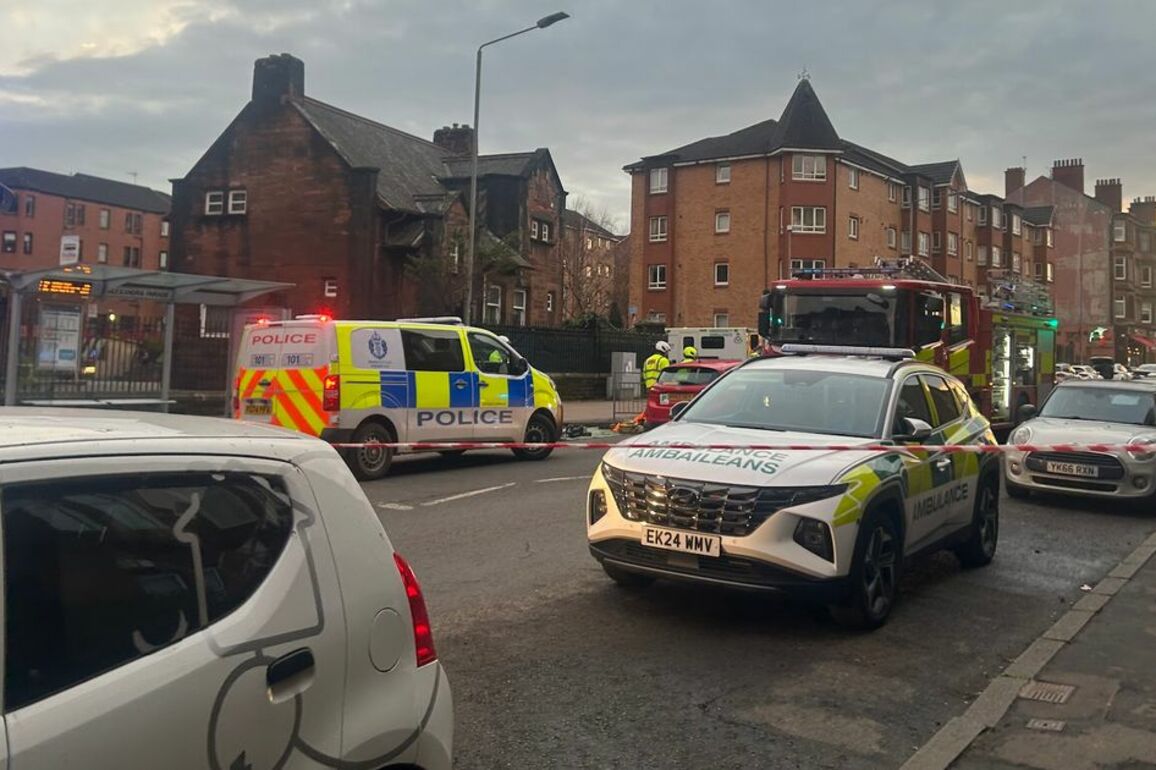 Police race to two-car crash in Glasgow as roads cordoned off