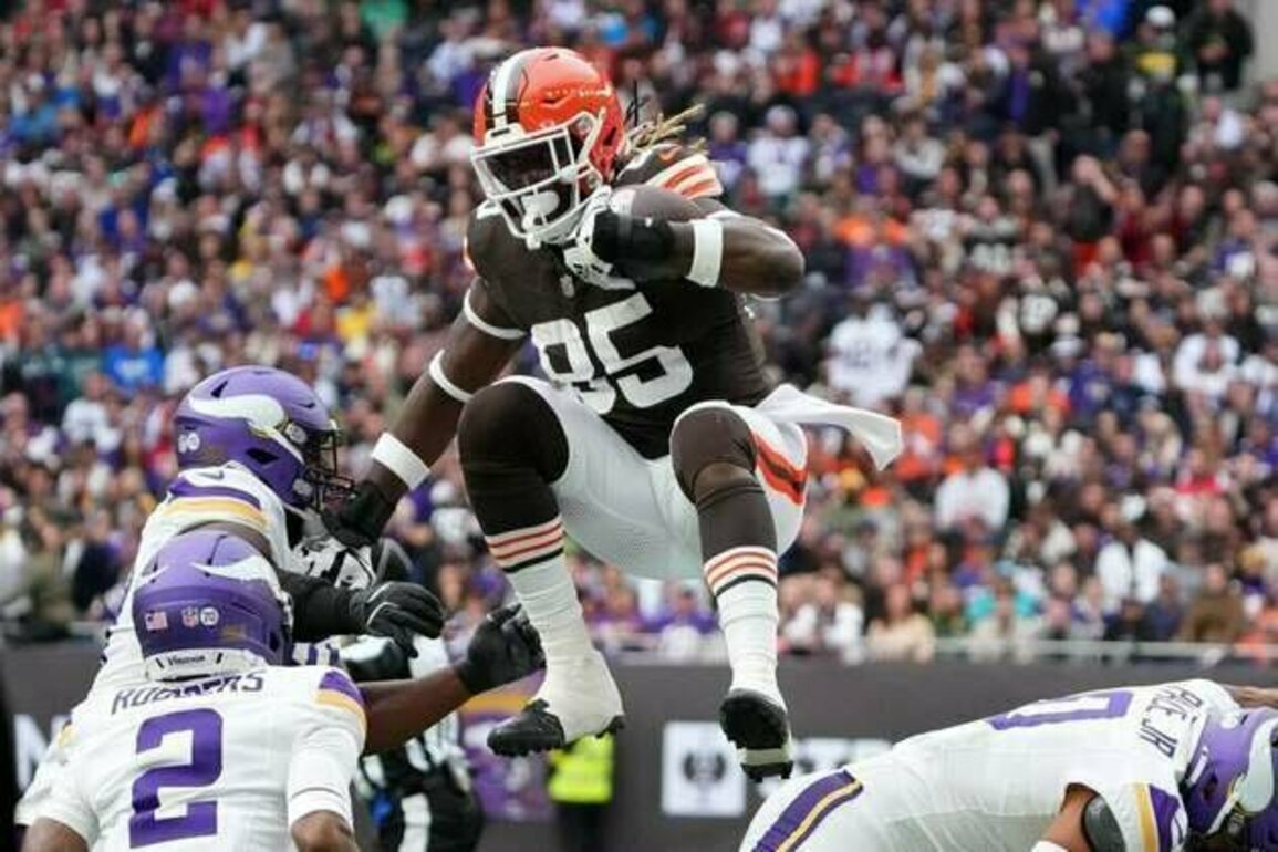 Browns TE David Njoku (knee) remains day-to-day