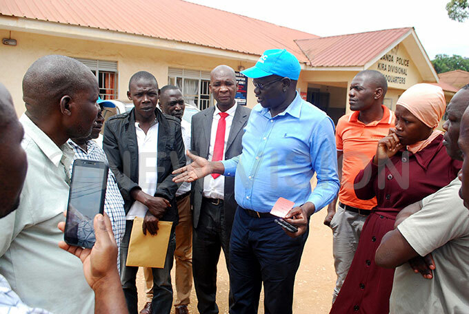 orum for emocratic hange  party president atrick muriat boi in blue interacting with some of the party supporters at ira olice division headquarters akiso district hotos by awrence ulondo