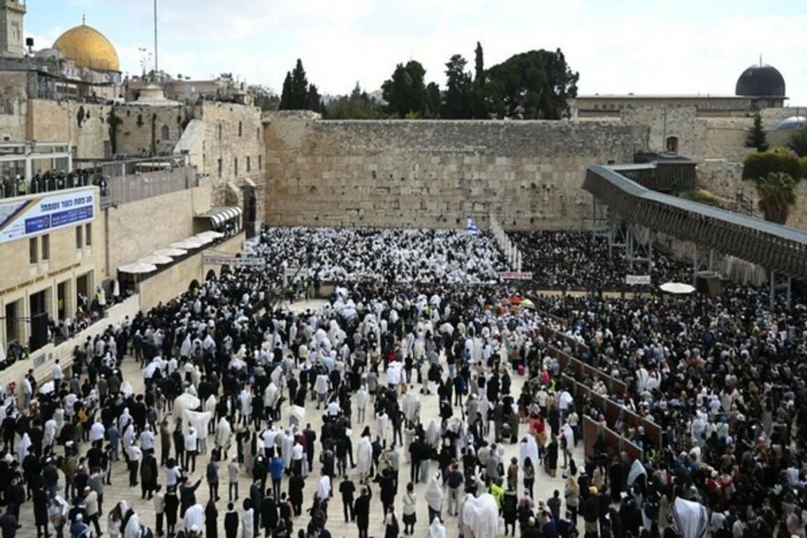 Tens of thousands join priestly blessing at western wall amid war