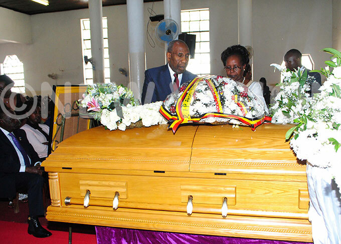 rime inister uhakana ugunda and his wife laying a wreath on the casket of the ate olly gabirano 