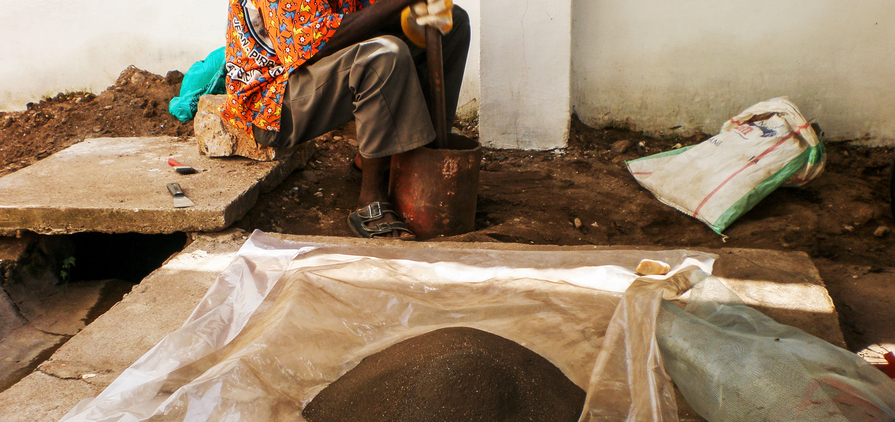 A Congolese worker grounds coltan ore with minimal protection. Photo: Nada B / Shutterstock