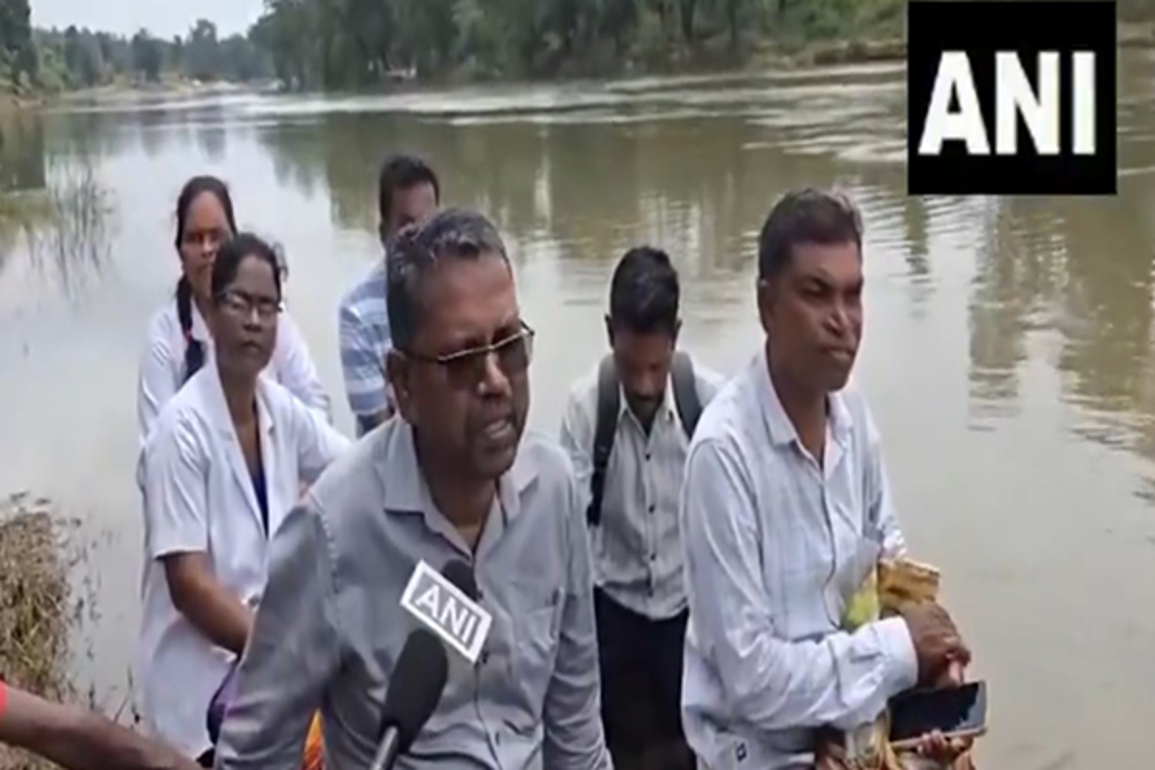 Chhattisgarh: Health team crosses swollen river to set up camp in Bijapur village