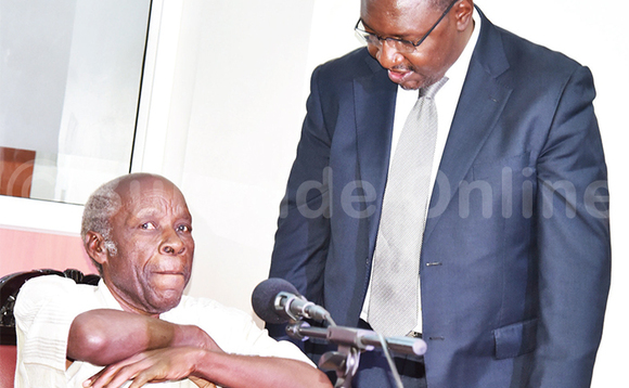 Kasujja (atudde) alumiriza Ntaganda. Kasujja (atudde) alumiriza Ntaganda.